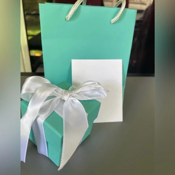 100% Authentic Tiffany Co. Engagment Ring Box - Picture 4 of 4